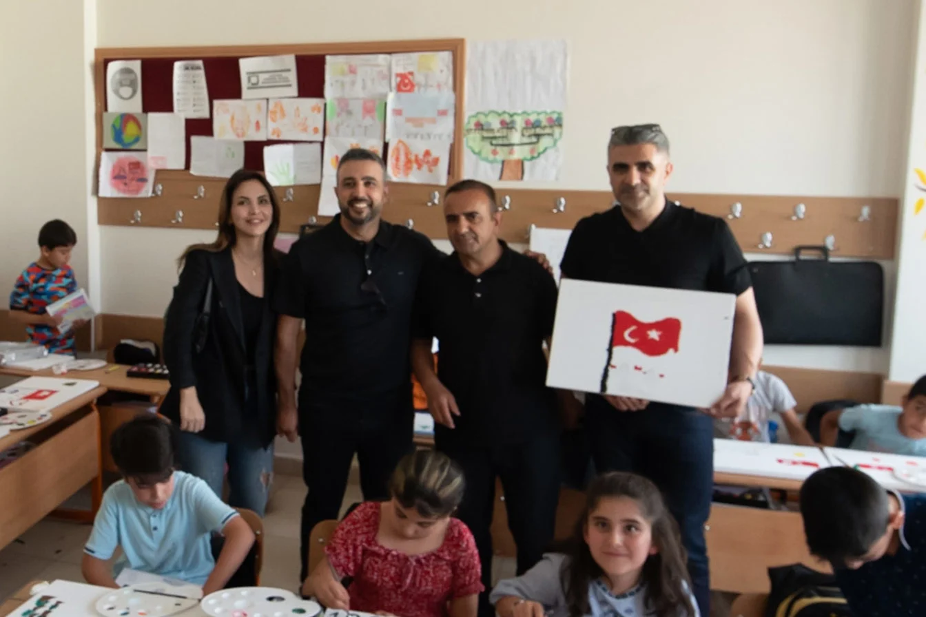Adıyamanlı depremzede çocuklarla ünlü ressam İsmail Acar’ın anlamlı buluşması