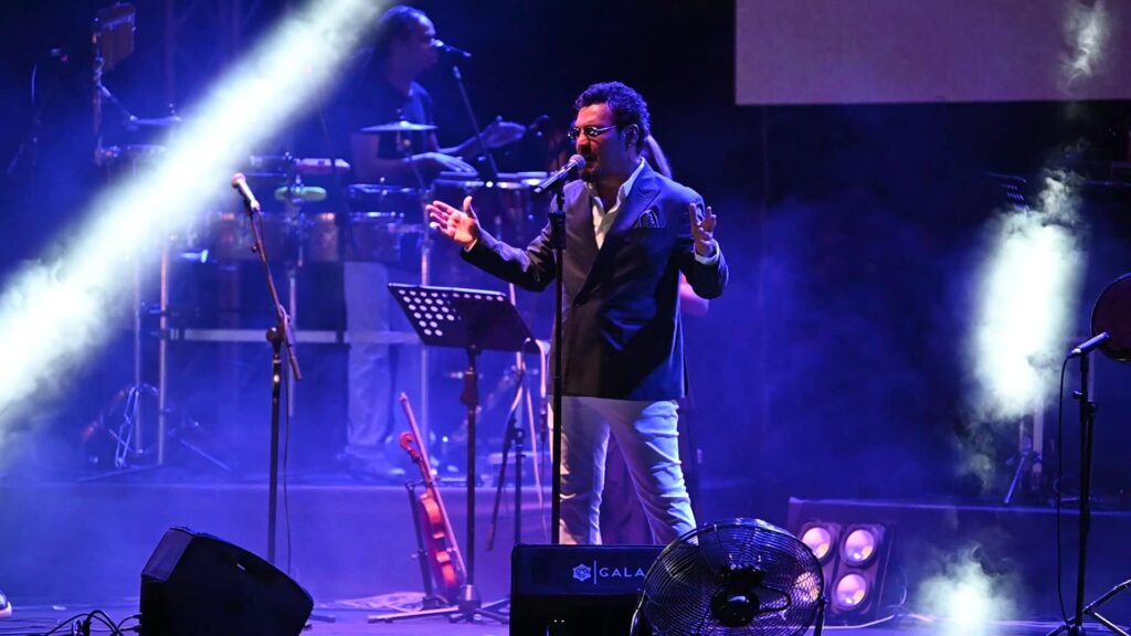 Mirzaoğlu Cup 2023 gala gecesinde Yaşar sahne performansı